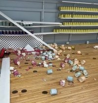 Планки на которых крепятся держатели для полок на месте, значит автор снимка сам ч(м)удак, плохо их вставил в крепления.