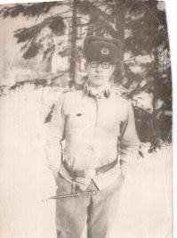 25! это хорошее время! 
 Вот фото в 25, после университета! полтора года службы в РККА. 
В 35 была "защита"
 Жизнь радует ! у мне внуку 23 пошёл почти по моей стезе, учится в университете, младшем сыну 15...
Тебе этого  НЕ ПОНЯТЬ! хмпо определению. Не способен.