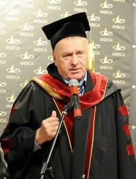 Ничего я не перепутал.
Бесхитростная благодарность простых людей за конкретные большие дела в наше время выродилась в плату за изощрённое кривляние на экране.
Вместо Поля чудес можно запилить фото какого-нибудь Бориса Джонсона, Жириновского или Медведева...  
Что не так?