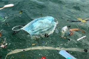 Окурки достаточно быстро разлагаются на почти безвредные компоненты. А вот масочники реально задолбали.