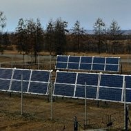 С цифрами все так.
Пишут, что эту мелочь построили в дополнение к большой Батагайской станции, сэкономив на логистике и трудозатратах.
Обещанная экономия от 10 кВт-ной станции - 3.6 т топлива в год. 
Не знаю, сколько соляра в Якутии стоит, но даже при цене в 100 руб/литр - это около 4000 евро в год экономии получается.

А стоимость оборудования самой станции - около 6 тыс евро (1500 инвертор заявленной марки и около 4 тыс - указанные батареи).

Насколько оно и вправду окупается - было бы интересно узнать. Станция в работе с 2015 года.