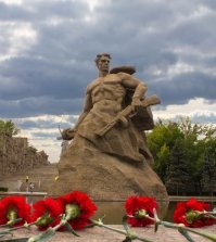 Хер из знает, видать кому-то кажется, что Ливерпуль и Сеул убедительнее представили своих героев.