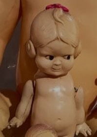 "видно, что художники пытались тогда делать куклы максимально похожими на реальных детей."

Откровенно криповая кукла шо ппц. Взгляд 
у нее как у какого то маньячеллы.  В жизни бы такую ребенку не купил. И что это за бублики по сторонам?! Уши?! В общем, не знаю с каких это детей достоверно пытались там чет делать художники, но эту явно какой то упоротый что ппц ХУДОжник слепил.... ))))))))