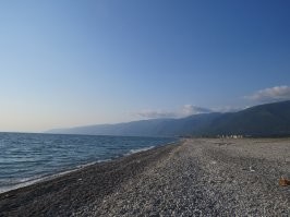 в 2018 в Алахадзы (большой дикий пляж рядом с Гаграми) своими глазами видел как чувак грохнулся с высоты более 10 метров в море. Скорее всего оторвался трос и его закрутило, один край крыла смялся. Я был достаточно далеко от этого места и купол на воде не видел, только как катер который поспешил к месту падения. Потом специально просматривал новости и нигде об этом упоминания не было. Смотрел за парасейлингистом раздумывая побороть лень и доехать полетать, но после этого резко передумал )