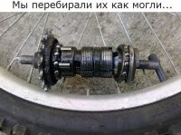 Да и вот тут покрышка (надпись) и сосок камеры выглядят далеко не такими, как тогда.