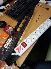 "И вот таким образом дешёвый китайский сетевой фильтр превращается в изысканный пилот российского производства" 
Это корпус/держатель сетевого фильтра в 19 дюймовую (серверную) стойку. Ничего криминального тут нет.