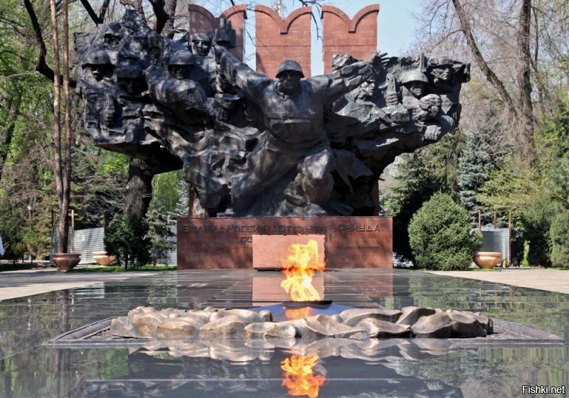 Памятник воинам в парке 28 панфиловцев Алматы, Республика Казахстан