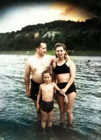 1950-е, Крым, тетушка моего отца с мужем и дочкой.
За плечами финская, Отечественная от начала до конца.
Встали так для фото, чтобы не было видно - супруг без ноги.