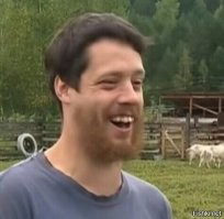 Семейство кабанов решило прогуляться по пляжу