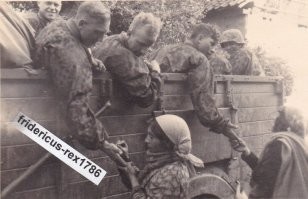 Интересное архивное фото. Цыганки гадают эсэсовцам.