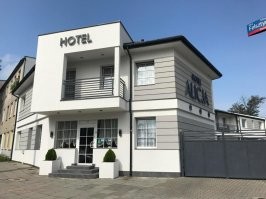 А я останавливался в этом отеле в Лодзе, было это лет 15 назад и фотке наверно столько же.
Нормальный отельчик, недорого, уютненько и до центра близко. Соседство конечно "впечатляет", но в командировке это не важно)