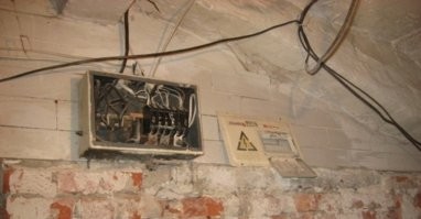 Такой же, только утоплен. Три  фазных шинки, за левой стенкой (тут не видно) нулевая в вертикальном исполнении. Всё на винтах под плоский шлиц. Три квартиры, по два АВ на каждую.