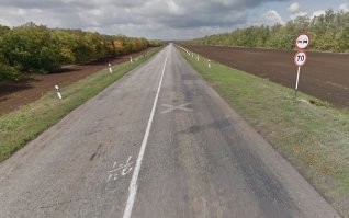 47.68828495394705, 40.78222248732723
От знака до перекрёстка 650 метров. Сплошная если и стёрта, то знак обгон запрещает, скорость 70км/ч. Туареговод убил человека и виновен що-аж-пипец.