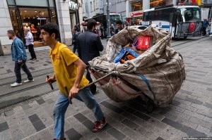 На меня когда- то произвело впечатление - в Стамбуле 16 миллионов населения, в центре улочки узкие, не развернуться, но чистота идеальная. Там вот так мусор вывозят -
