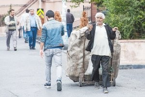 На меня когда- то произвело впечатление - в Стамбуле 16 миллионов населения, в центре улочки узкие, не развернуться, но чистота идеальная. Там вот так мусор вывозят -