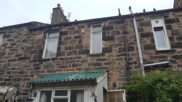 В славной Великобритании канализация проложена в чугунных трубах прям по внешней стене дома, у половины домов окна с одинарным остеклением в сгнивших рамах из старого красного дерева (пережиток империализьмы). В туалете два крана: по одному течет холодная вода, а по второму с чердака течет кипяток с температурой 75-80 градусов из открытого бака стоящего на чердаке.
О каком лять будущем могут сии Британские господа рассуждать?! Для начала неплохо если говно будет течь не по чугунной трубе на внешней стене здания...

Фото - ходили как-то смотрели дом прикупить. Серая труба справа - канализационная.