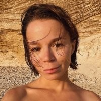 Погуглил эту особу, в общем это гражданка Израиля, упоротая по ЛГБТ, и п....ц страшная.