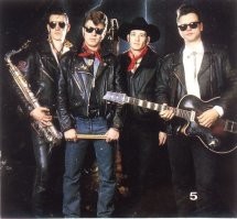 Дорохов - ДА! Он был ХОРОШ!

А вот это вот "Мистер Твистер 2001-го года" - оказалось редкостным НИЧЕМ. Я был на их концерте в Money-Honey, повёлся на название. 
В общем, это был "концерт из одной мелодии с разными словами, длиной в два отделения". 
Зрители не поленились тогда, сгоняли к ближайшему круглосуточному овощному ларьку, прикупили по дешёвке с килограмм гнилых помидоров, и ПОЛОЖИЛИ их в пакетике на сцену. С предельно откровенным намёком: "Даже на бросок гнилым помидором ЭТО не спело и не сыграло!"