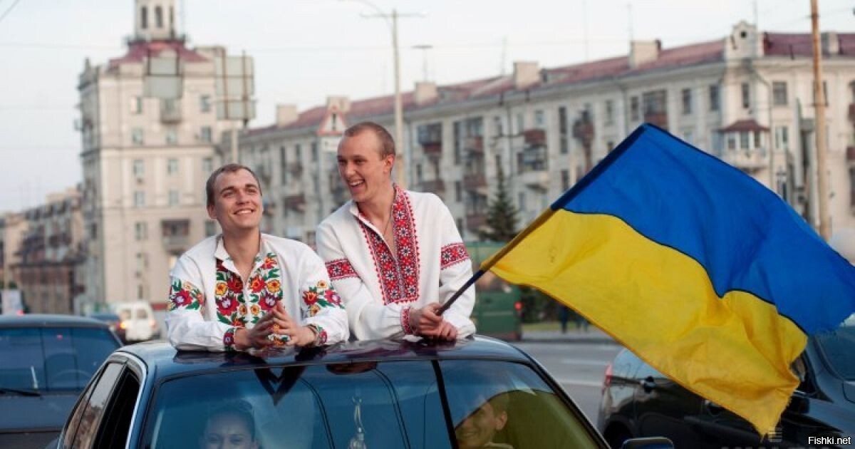 Сайты украинцев. Украинец в вышиванке. Украинцы с флагом. Хохлы флаг. Украинцы в вышиванках.