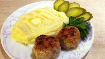 А где русская пюрешка? Где белорусские драники?