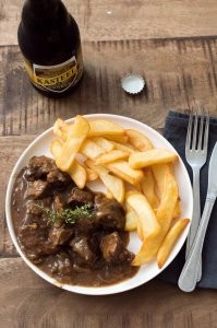 Не знаю с каким там соусом подается в Бельгии но самое любимое у бельгийцев это картошка фри с стоффвлесс соусом ( фламандский карбонат ) . А обычно это соль и по желанию майонез или кетчуп . У меня дети фанаты фритюра я его стороной обхожу , за 21 год в Бельгии переел :) Стоффвлесс готовиться очень легко но долго .