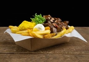 Не знаю с каким там соусом подается в Бельгии но самое любимое у бельгийцев это картошка фри с стоффвлесс соусом ( фламандский карбонат ) . А обычно это соль и по желанию майонез или кетчуп . У меня дети фанаты фритюра я его стороной обхожу , за 21 год в Бельгии переел :) Стоффвлесс готовиться очень легко но долго .