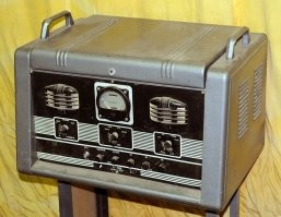 Да ладно. Усилок там ТУ-50 или ТУ-100, ламповый, и к нему блок радио - сундук, ЕМНИП "Казахстан". В конце трансляции все выключалось.