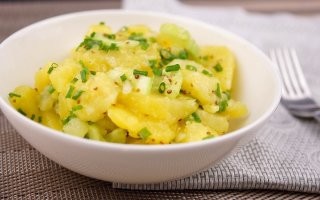 Немецкий холодный картофельный салат забыли упомянуть, очень у них популярный, хотя как по мне - гадость полная. Испортить картошку уксусом надо постараться.