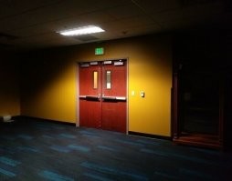 Ну конечно, в "Халф лайфе" за этой дверью две "куришна!" и десяток хэрдкрабов.