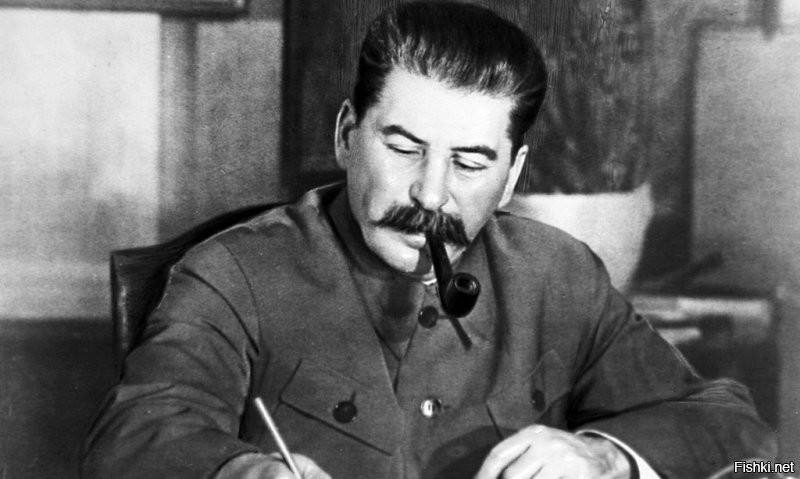 И.В. Сталин подписывает приказ о расстреле докуя умных.