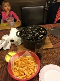 Мидии но не запеченные , делается все просто , нарезаем одну морковку побольше , дальше нарезаем сельдерей и лук , добавляем чуть чуть петрушки и наливаем не очень много воды и готовим из этого бульон который вконеце враки должен слегка покрывать зелень , после выливаем туда примерно 50 граммов белого вина и вот только после этого высыпаем туда мидии и закрываем крышкой готовим примерно 5-7 минут пока они не раскроются , сразу подаем на стол . Дома у меня выглядит это так :) Фотка старая но принцип такой , на 2х с женой я готовлю примерно 3 кг , мидии живые у нас очень дешевые в среднем цена 4-6 евро за 2 кг это гигантские и все как правило местные из нашего северного моря .