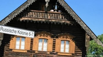 К теме о русских деревнях +
Русское поселение Александровка (Russische Kolonie Alexandrowka) расположено в Потсдама на полпути между знаменитой королевской резиденцией Сан-Суси и Мраморным дворцом. Все они входят в число здешних достопримечательностей, включенных в список Всемирного наследия ЮНЕСКО.
Колония Александровка в Потсдаме - уникальный памятник деревянного зодчества, истории германо-российских отношений и родственных связей между династиями Гогенцоллернов и Романовых. Поселение было создано в 1826 году.