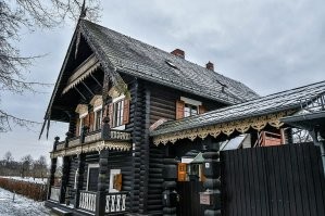 К теме о русских деревнях +
Русское поселение Александровка (Russische Kolonie Alexandrowka) расположено в Потсдама на полпути между знаменитой королевской резиденцией Сан-Суси и Мраморным дворцом. Все они входят в число здешних достопримечательностей, включенных в список Всемирного наследия ЮНЕСКО.
Колония Александровка в Потсдаме - уникальный памятник деревянного зодчества, истории германо-российских отношений и родственных связей между династиями Гогенцоллернов и Романовых. Поселение было создано в 1826 году.