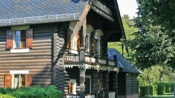 К теме о русских деревнях +
Русское поселение Александровка (Russische Kolonie Alexandrowka) расположено в Потсдама на полпути между знаменитой королевской резиденцией Сан-Суси и Мраморным дворцом. Все они входят в число здешних достопримечательностей, включенных в список Всемирного наследия ЮНЕСКО.
Колония Александровка в Потсдаме - уникальный памятник деревянного зодчества, истории германо-российских отношений и родственных связей между династиями Гогенцоллернов и Романовых. Поселение было создано в 1826 году.