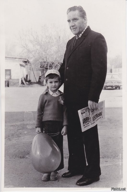 я со своим дедом после 1-майской демонстрации, 1984 год.