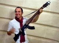 По логике, эта обычная "гитара" должна теперь звучать крайне плохо, учитывая, что для гитары крайне важен фанерный или деревянный корпус кои и есть у обычных гитар не просто от балды, а четко для резонанса звука струн с деревом и пустотами в корпусе. Так же как и у всех струнных инструментов! Ты не можешь натянуть струны с держателем на пустой автомат и ожидать хорошего звука после этого, т.к. если резонанс и произойдет, то он будет крайне херовым.