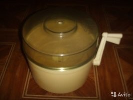 По мне, так ничего нет вкуснее молодого мелкого картофеля, обжаренного или вареного с укропом. Помню, в детстве у нас на кухне даже специальная машинка была для чистки. Сыпешь картошку, заливаешь воду и крутишь, как мясорубку. Чистка-была моя святая обязанность. А через час, мама заносила с кухню большую чугунную сковороду, с идеально обжаренными бейби-картошинками. Эхх, ностальгия...