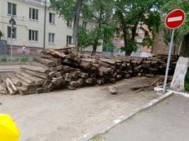А Таганроге сейчас так с рельсами. Трамваи не ходят ни по одной ветке. Но не подумайте, это идет полная замена рельсового полотна. Уже кладут новою подложку, шпалы, рельсы. Делают по современному. Самое главное быстро. Я доволен. Немного неудобств можно и потерпеть.