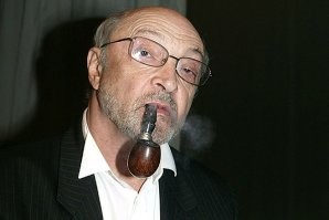 Никулин, Роберт Оппенгеймер, Козаков, Говорухин, Бертран Рассел, несть им числа...
Курильщик и алкоголик Черчилль еще немного известен вроде как, нет?