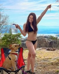 .........кто её фотографирует?..........
В левой руке remote control.
Кроме этого многие смартфоны реагируют на голос, таймер наконец.