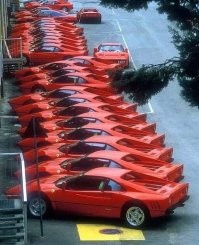 Феррари 288 GTO
Их всего 277 штук сделали. Из них 272 гражданские версии, пять штук для гонок.
Даже страшно представить, сколько денег на данном фото стоит...
Один из них был продан на аукционе в 2015 году за 2, 75 млн долларов.
