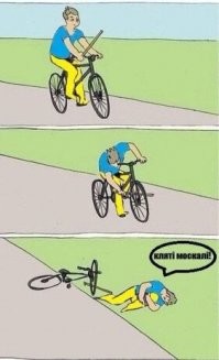 Безумный велосипедист влетел в припаркованный автомобиль