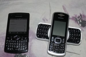 Левый с Windows Mobile 6.5, а у правого пердняя панель с маленькой клавиатурой поворачивается на 90градусов, и получается кирпичик. Все рабочие.