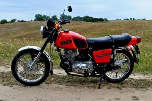 "После прекращения выпуска Псов топовым ижевским байком стал считаться Иж Юпитер-5, выпускавшийся с 1985 года со схожими характеристиками..." Наверное всё же не Юпитер-5 , а Планета-5 : с одноцилиндровым движком и схожими характеристиками. У меня был Юпитер-5 , с двумя горшками.