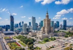 Я в Варшаве бываю раз в полгода. Последний раз был неделю назад.
Там полно небоскрёбов, но до Сталинского Дворца им всем как до Луны.
Хотя местами уже напоминает нью-йоркщину. 

А вообще да и слава Богу что не строят эти коробки в космос. И без них народу много.