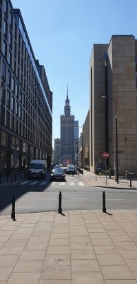 Я в Варшаве бываю раз в полгода. Последний раз был неделю назад.
Там полно небоскрёбов, но до Сталинского Дворца им всем как до Луны.
Хотя местами уже напоминает нью-йоркщину. 

А вообще да и слава Богу что не строят эти коробки в космос. И без них народу много.