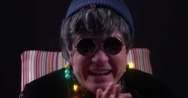 школьниц не трогай! )) Это многолетняя традиция - в июне все развлекательные сайты завалены фотками девок, которых уже можно.