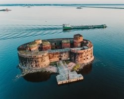 Фoрт «Импeрaтoр Aлeкcaндр I», в 4 км oт Крoнштaдтa.
Та же участь.
Еще его называют "чумной форт" потому что...