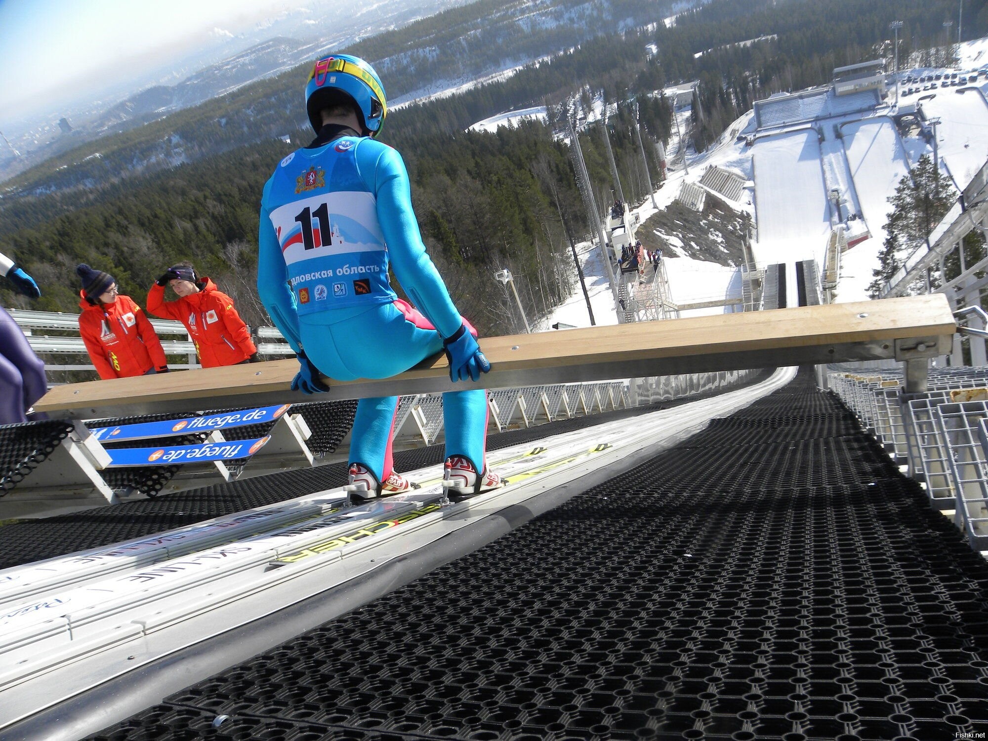 Прыжки с трамплина на лыжах сегодня результаты. Лыжный спорт прыжки с трамплина. Прыжки на лыжах с трамплина трамплин. Лыжник на трамплине. Прыгун с трамплина на лыжах.