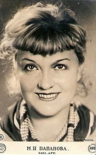 Снежную Королеву рисовали методом "эклера" с театральной актрисы Марии Бабановой. Этот способ, когда сначала актёров снимают на пленку, а потом полученное изображение переводят покадрово в рисунки, был очень распространен в отечественной мультипликации в 1950-60-е годы. Помимо актёрской работы, Мария Бабанова Снежную Королеву ещё озвучила.
О факте участия актрисы можно узнать из Википедии, набрав в её строке поиска - Снежная Королева мультфильм.
Или в биографии Марии Бабановой на сайте "Кино-Театр" -